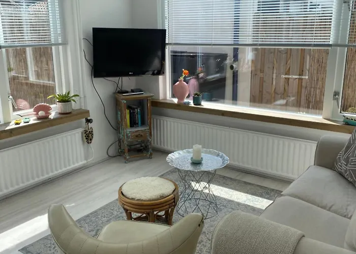 Lola's Beachhouse Дом отдыха