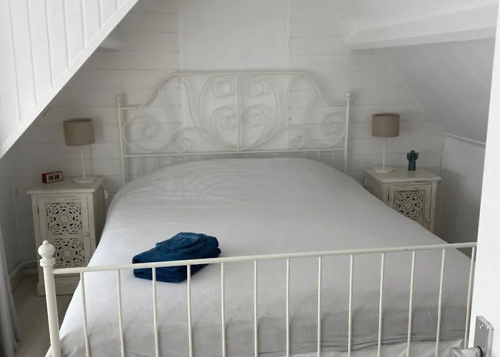 Lola's Beachhouse Дом отдыха